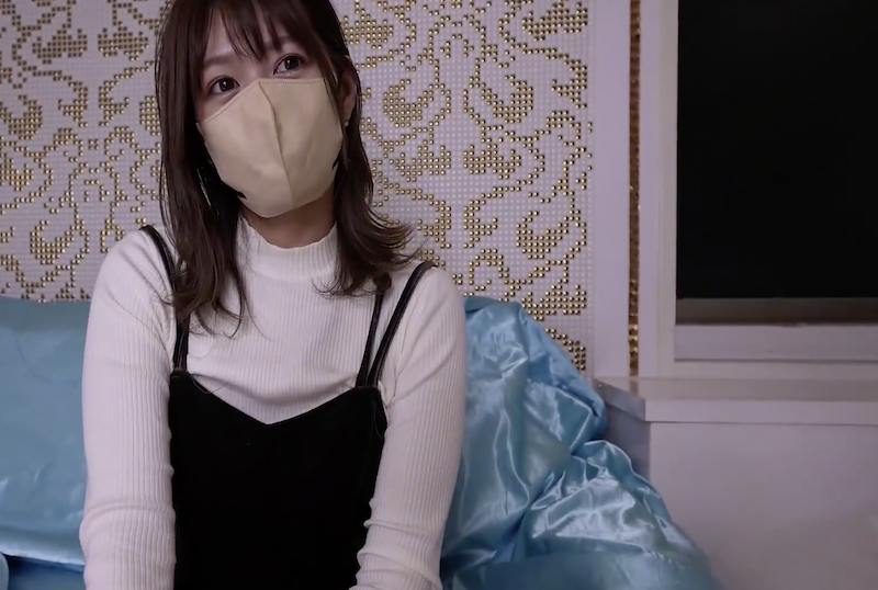 FC2-4679305 与 “丸之内 SS 级新毕业的漂亮女职员 ”一起进行危险的一天拍摄 ，没有套子的性爱！！ 素人