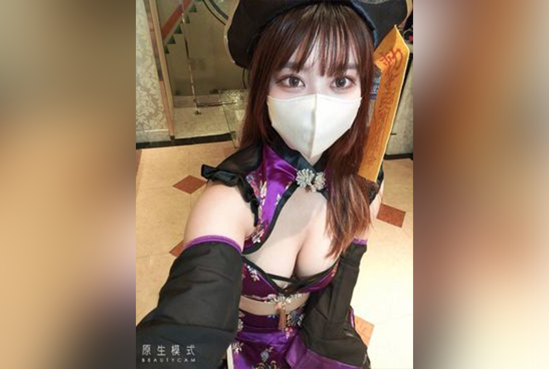 FC2-4684320 与 F-cup 少女偶像 进行 Cosplay 现场性爱，她拥有高挺的乳房和纤细的腰肢，笑容灿烂可爱。 素人