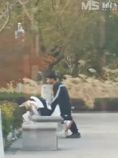 #校园 #中学生 #啪啪 #后入 秋风袭，校园啪，江苏某中学操场内学生服情侣草逼被偷拍