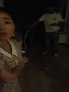 #捉奸 #酒店 #小三 #避孕套 #人妻 酒店抓奸作为人妇被抓还死不承认态度真横