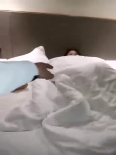 #捉奸 #小三 #破门 #酒店 #暴打 成都某酒店丈夫破门而入抓奸老婆吓得连喊关灯奸夫反问你们结婚了吗