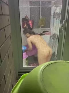 @20205472134 用户上传：厕所偷拍妹子洗澡