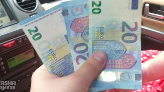 在森林里的公路口交在车里赚钱。 欲火中烧的荡妇，射在嘴里特写第一视角