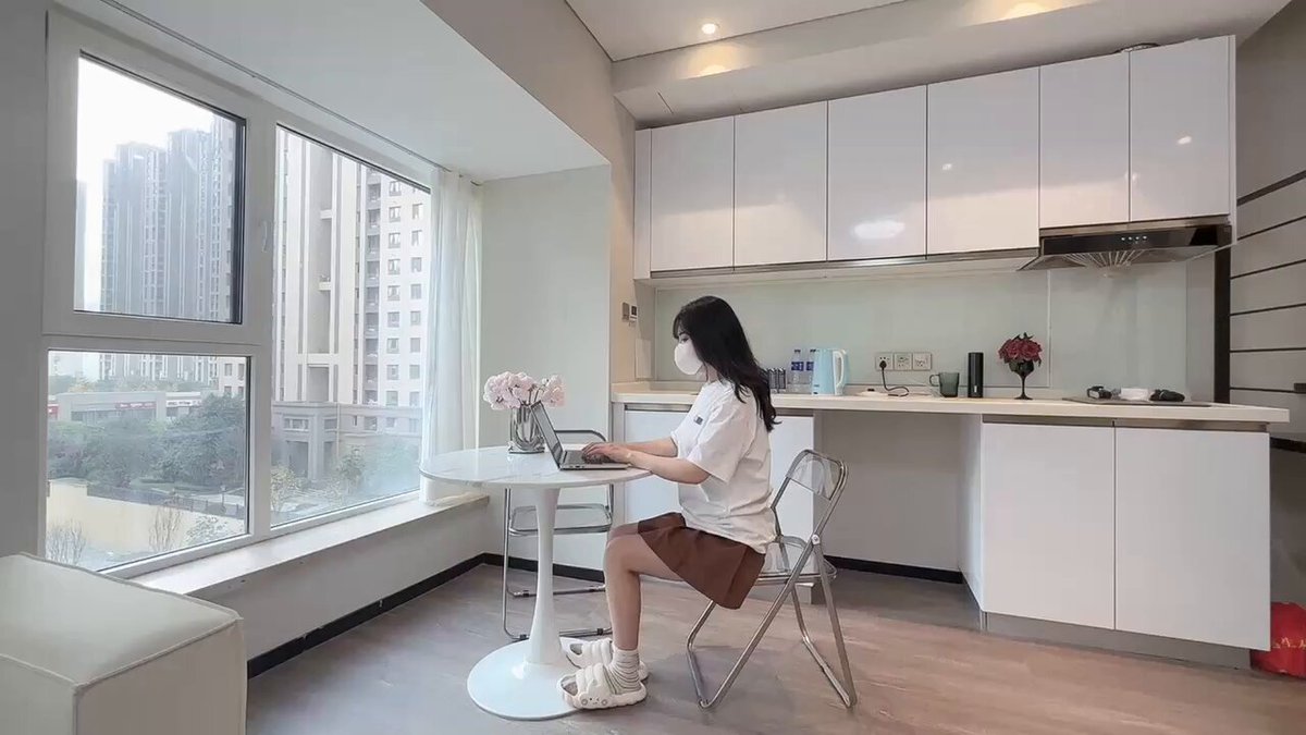 美女作家 没有钱交房租 等待房东的过来 想进办法诱惑房东 勾引他 抵消这次的房租