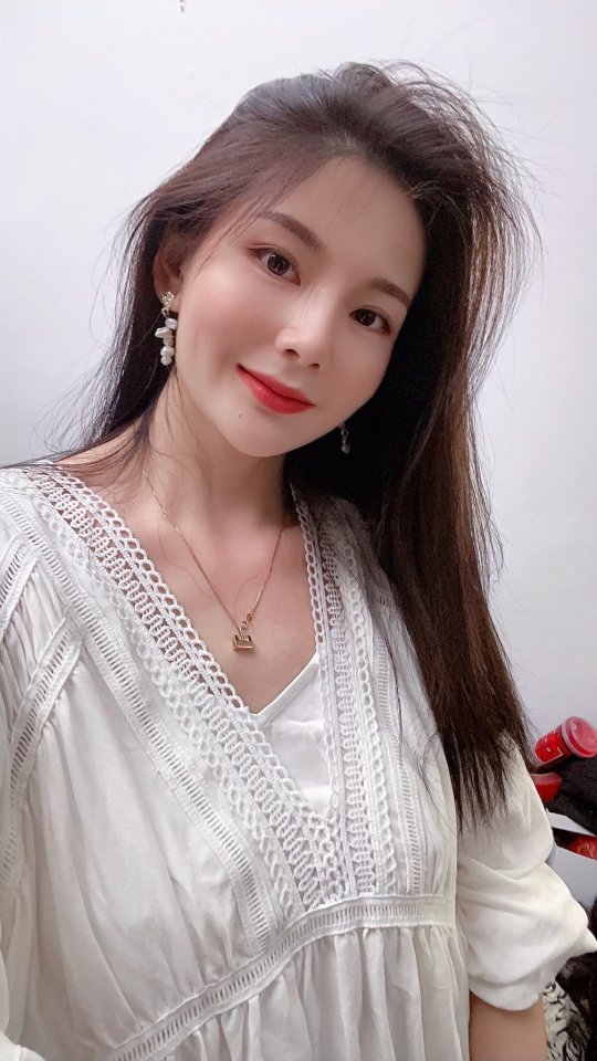 老婆的呻吟声很压抑但叫的也很动听